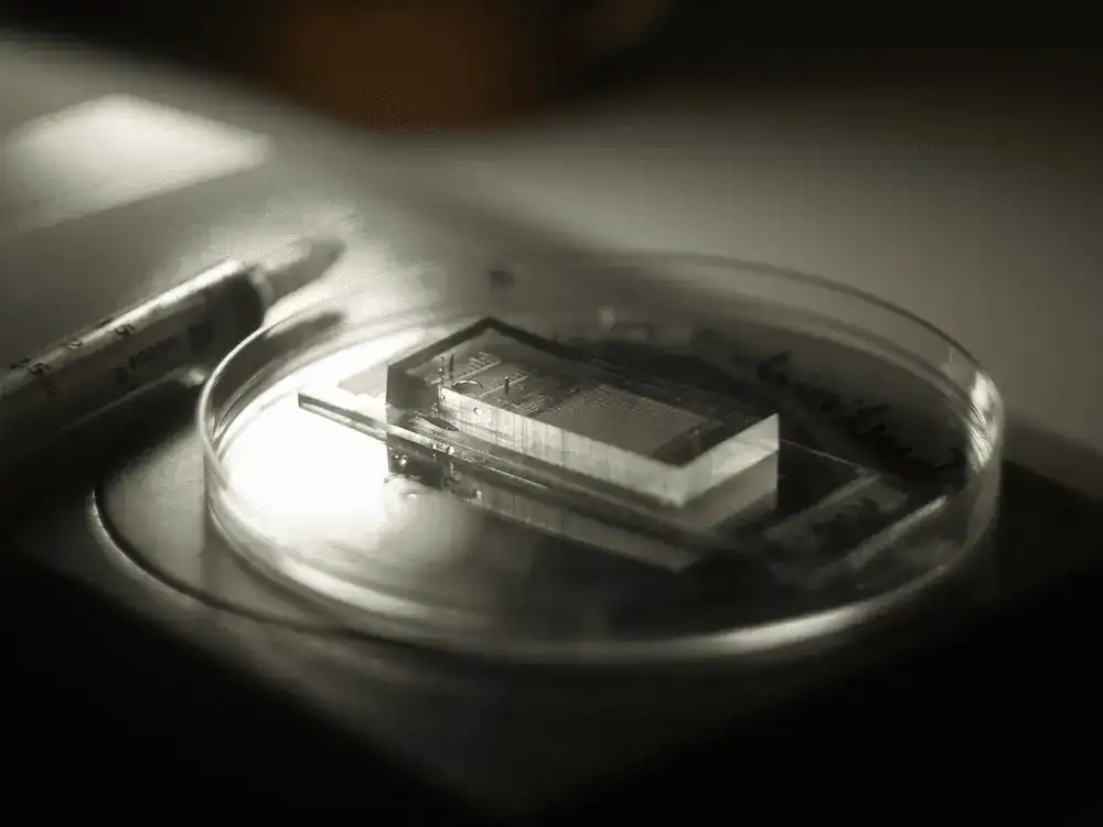 Closeup of the microfluid chip Ⓒ SpaceDot